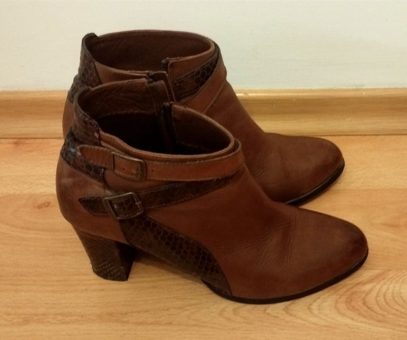 Кафяви боти от естествена кожа.