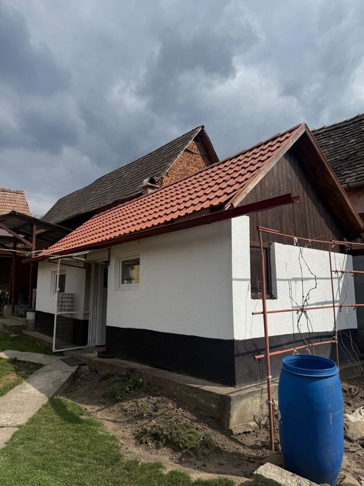Casă, teren intravilan 1800mp, anexe, acoperiș nou