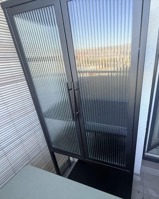 Vand vitrina ! Metalica si cu sticla !