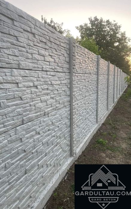 Gard din placi de beton aditivat stalpi gard