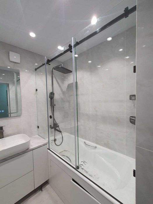 Перегородки из стекла на ванну любых форм и размеров