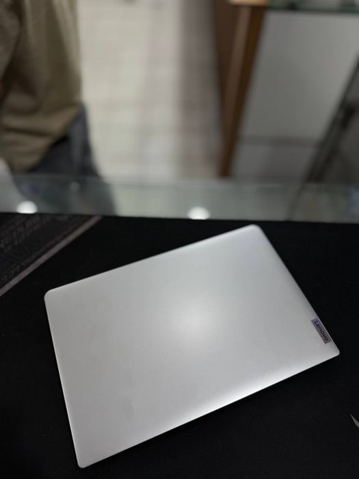 Lenovo holati ideal yangide srochni sotiladi