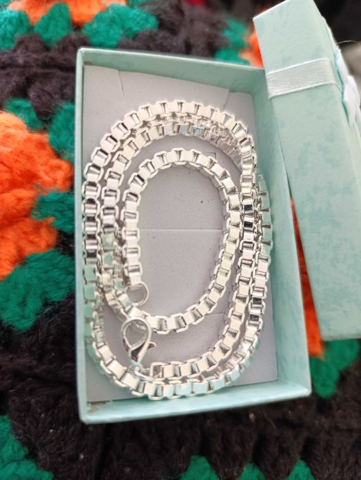 Чисто нов, масивен ланец верига, кубобразен.Дължина 61 см.В кутия