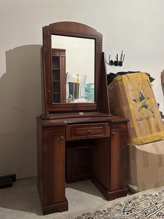 Тумба деревянная с зеркалом