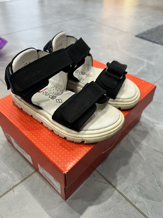 Прлдам сандали детские.