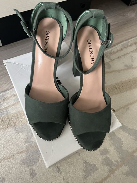 Симпатичные босоножки