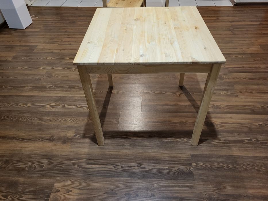 Кухонный стол из дерева.