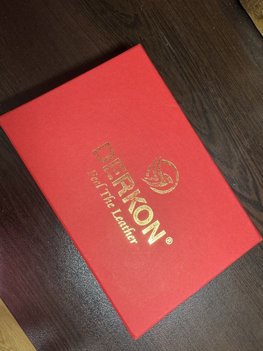 Продавам мъжки портфейл DERKON от естествена кожа в тъмносин цвят.