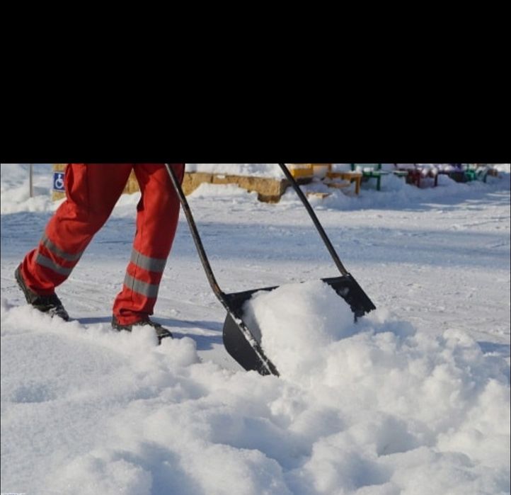 Уборка снега в ручную.