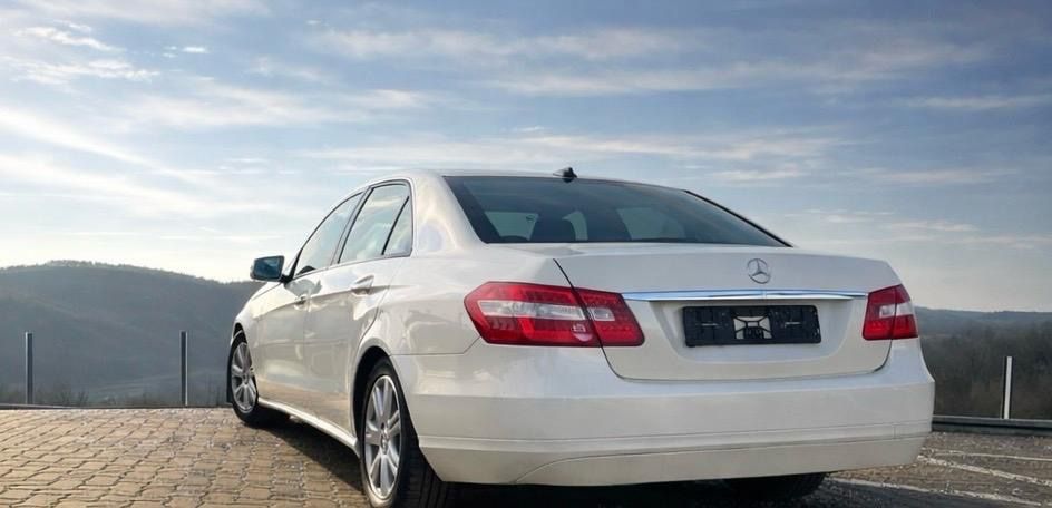 Ofer spre vanzare un mercedes E class