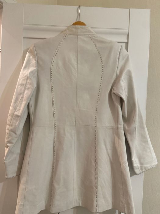 Плащ кожаный белый