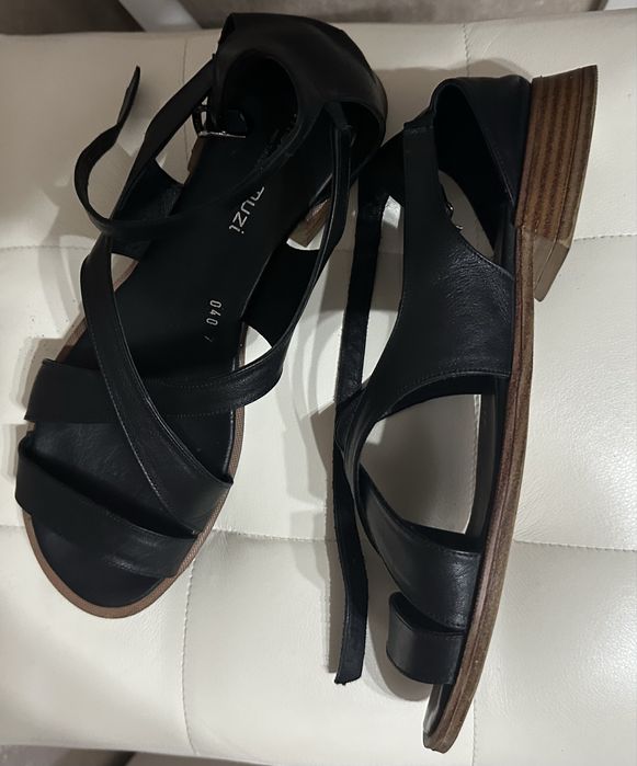 Продам кожанные босоножки б/у