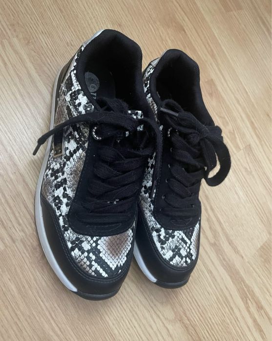 Adidași originali GUESS marimea 37