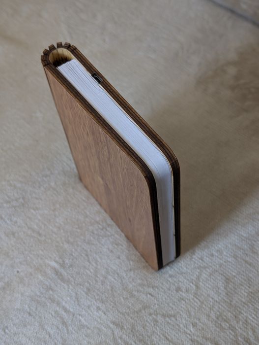 Лампа във формата на книга