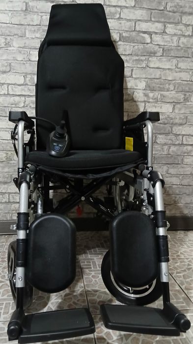 Электрическая инвалидная кресло-коляска отличного качества и комфорта.