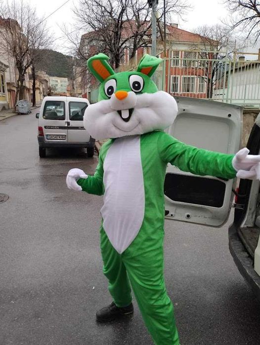 Продавам костюм на Бъгс Бъни