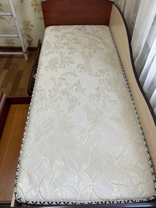 Кровать в хорошем состоянии