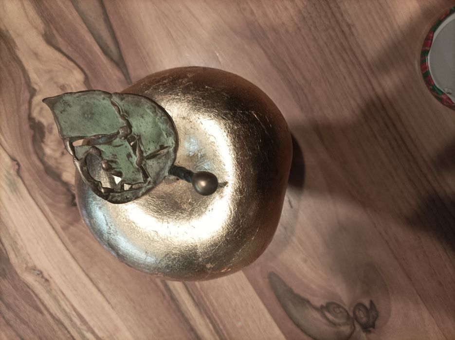 Златна ябълка пластика