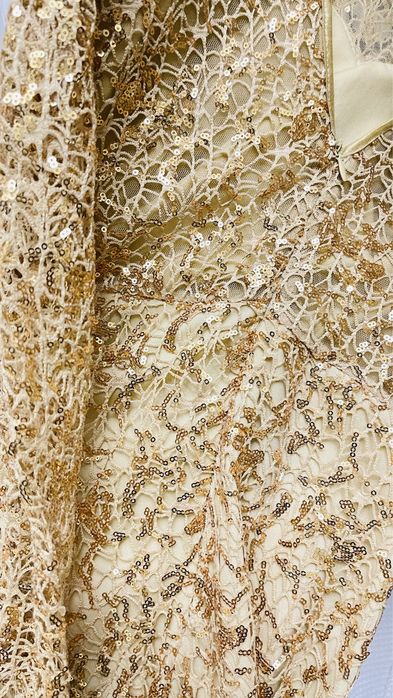 Золотистое платье-рыбка в пайетках