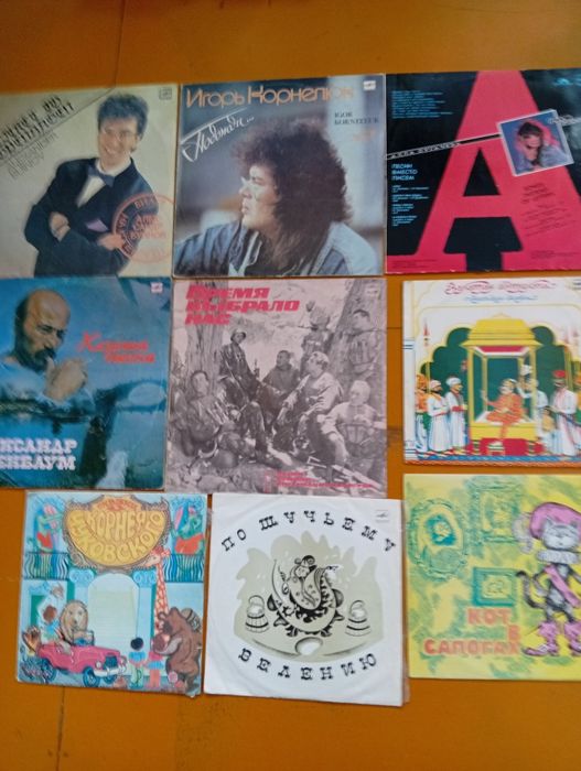 Видео кассеты, диски, пластинки.