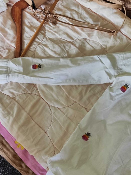 Риза с розови мотиви