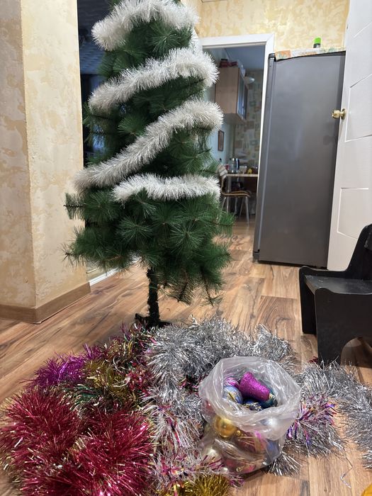 Продаи елку искусственную 150 см с игрушками