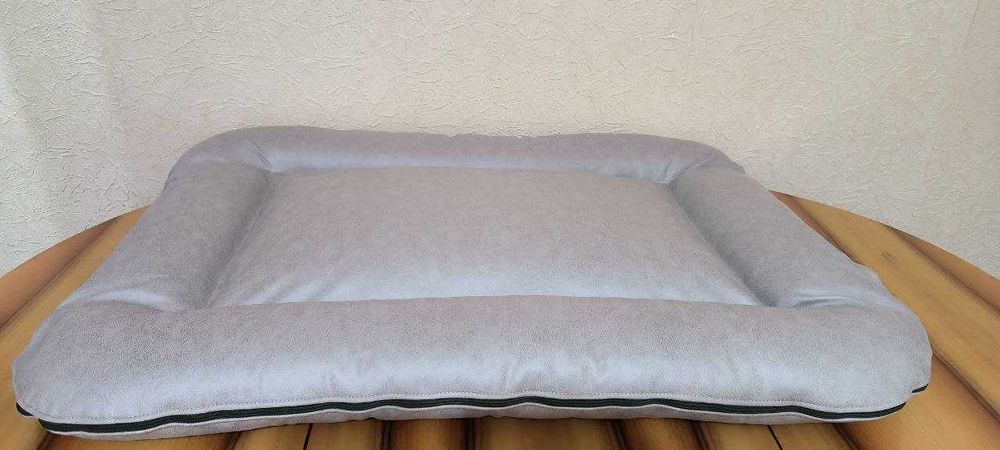 Продаётся лежанка  для собак 100 на 80 см .