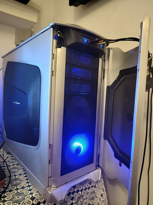 Vând carcasa PC coolermaster cm stacker