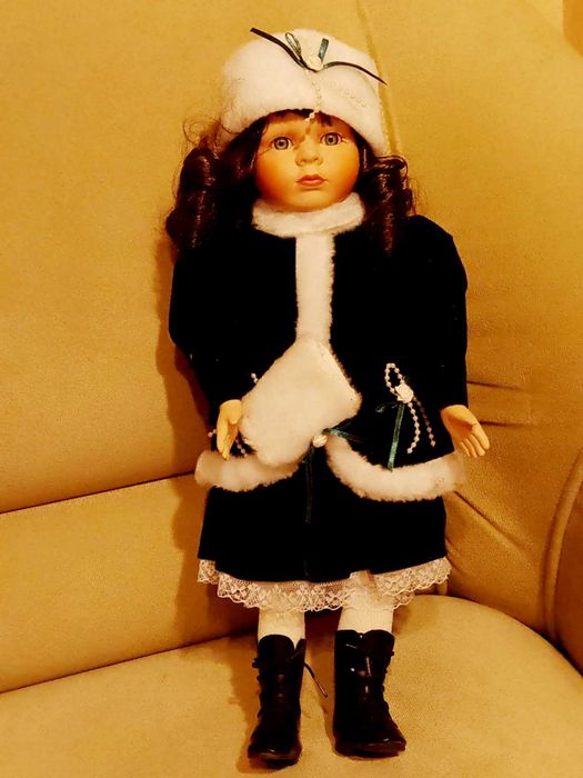 Порцеланова музикална кукла