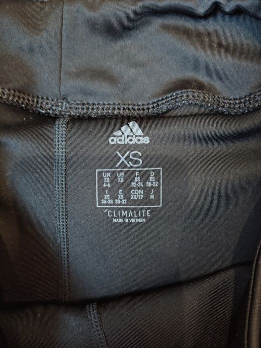 Дамски къси панталони Adidas ХС