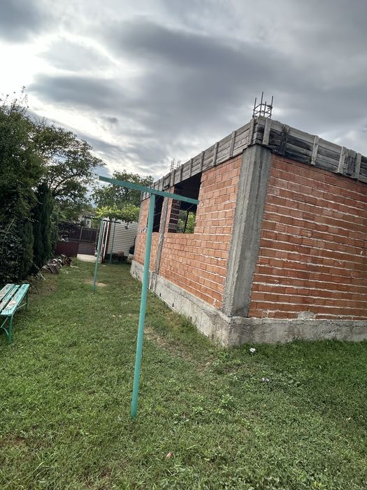 Продава се новострояща се къща