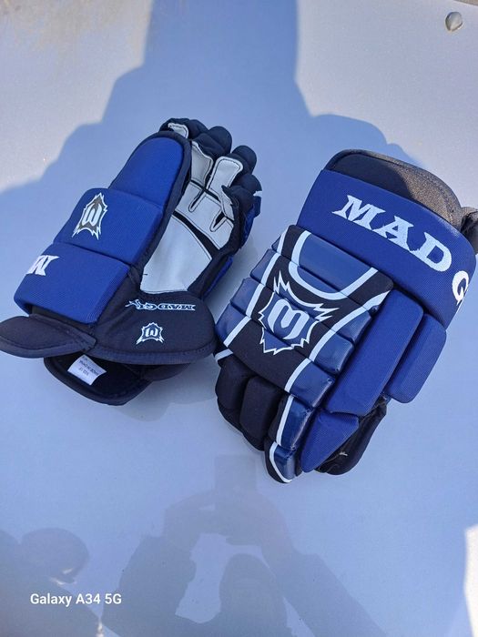 Коньки, хоккейная экипировка