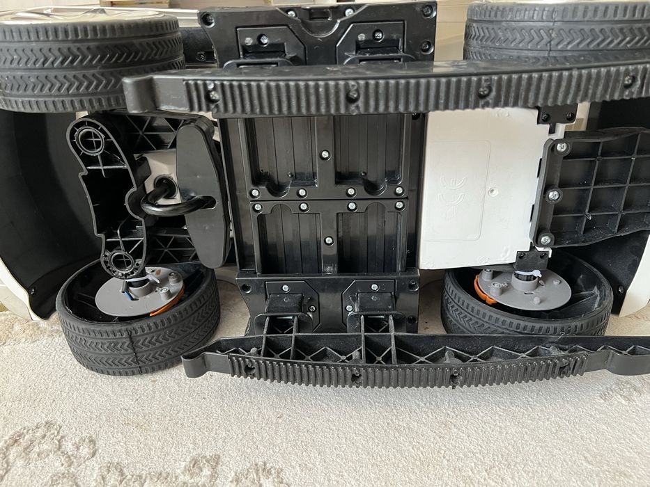 Машинка толокар с родительской ручкой