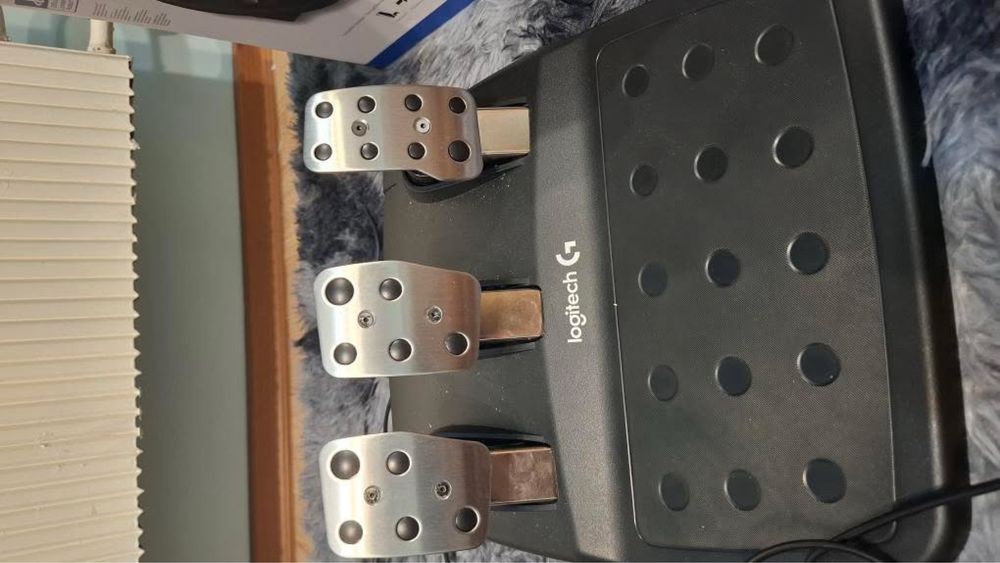 Logitech волан с педали ползвани 1 месец