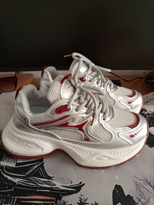 Кроссовки продам