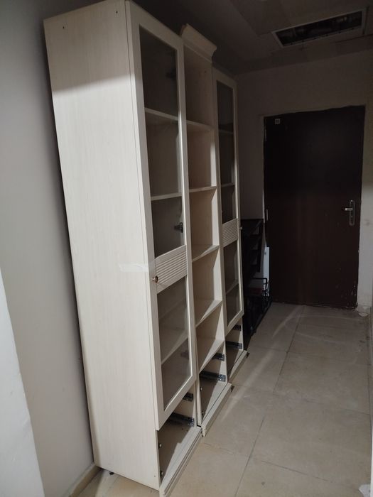 Книжный шкаф с полками