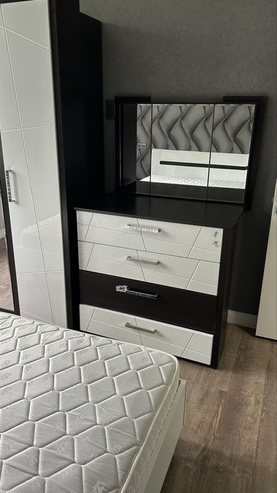 Продаю спальный гарнитур