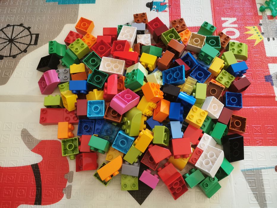 Lot lego duplo -- include masinute, multe figurine, animale, cuburi de diferite forme, placi mai mari si mai mici