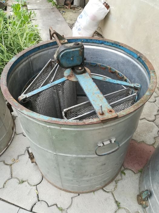 Продам медогонки 3х и 4х рамочные