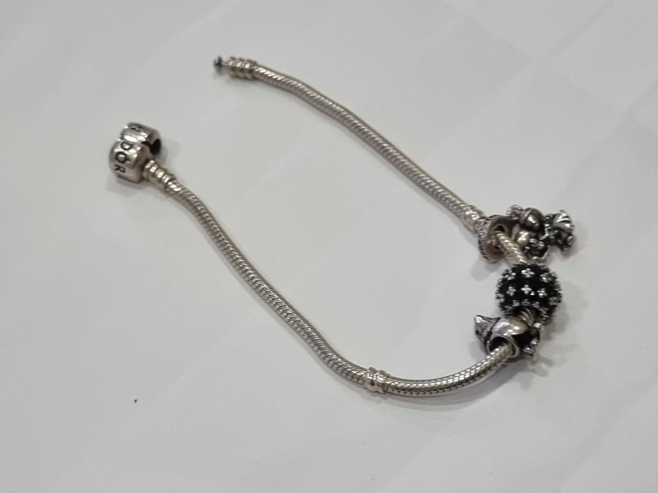 Дамска сребърна гривна Pandora с елементи