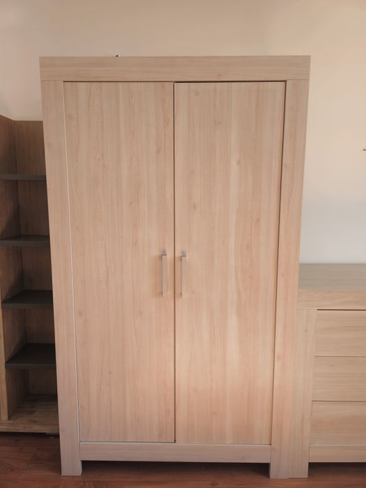 Set dormitor IKEA Premium — șifonier + comodă, crem