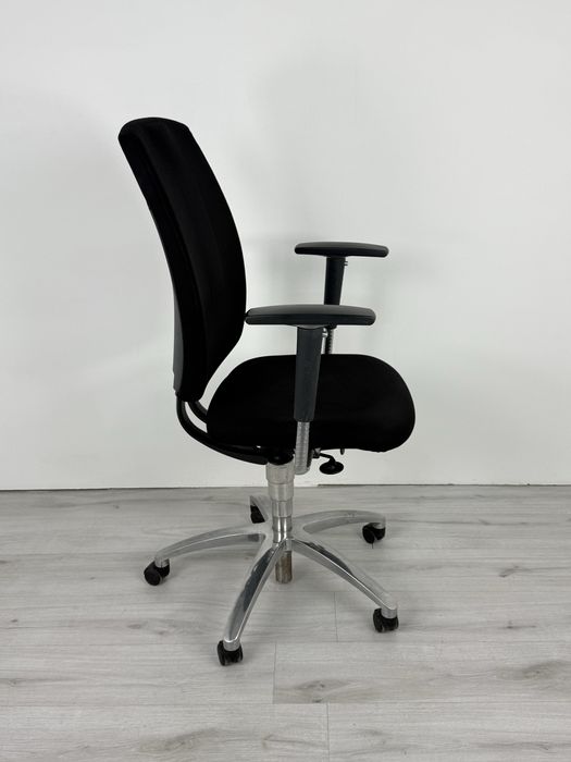 Drabert Entrada е стилен и модерен стол ергономичен дизайн,