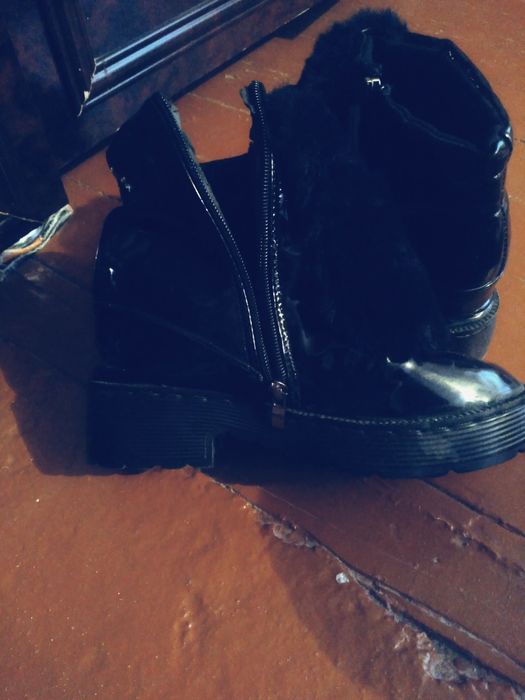 Oyoq kiyimlar sotiladi.