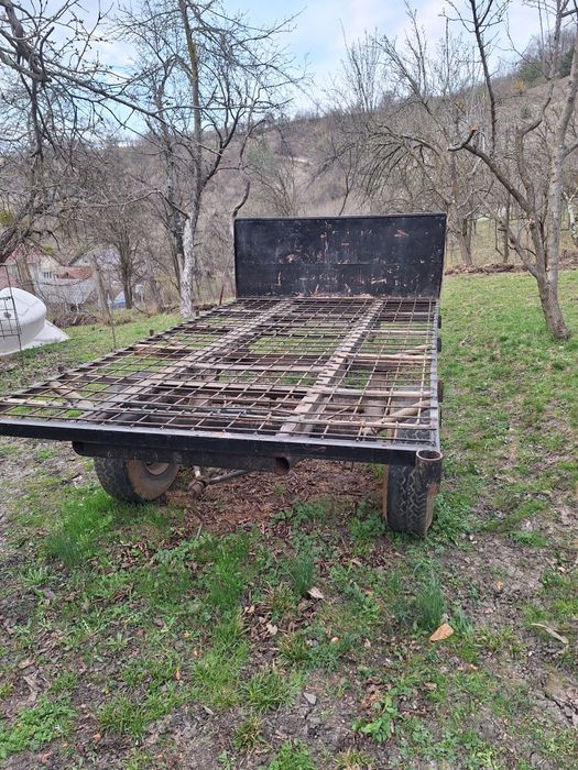 Vând trailer baloți