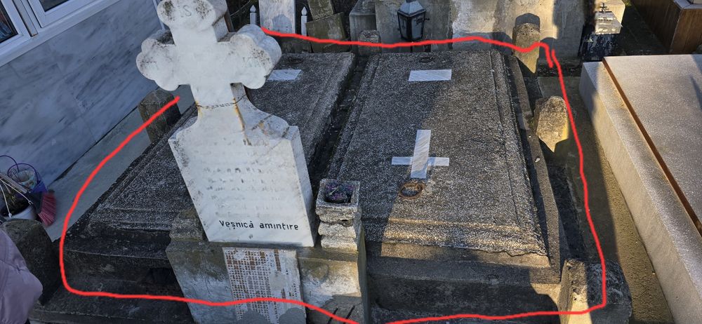 Vând 2 cripte (loc de veci) – Cimitir Rătești centru, la intrare