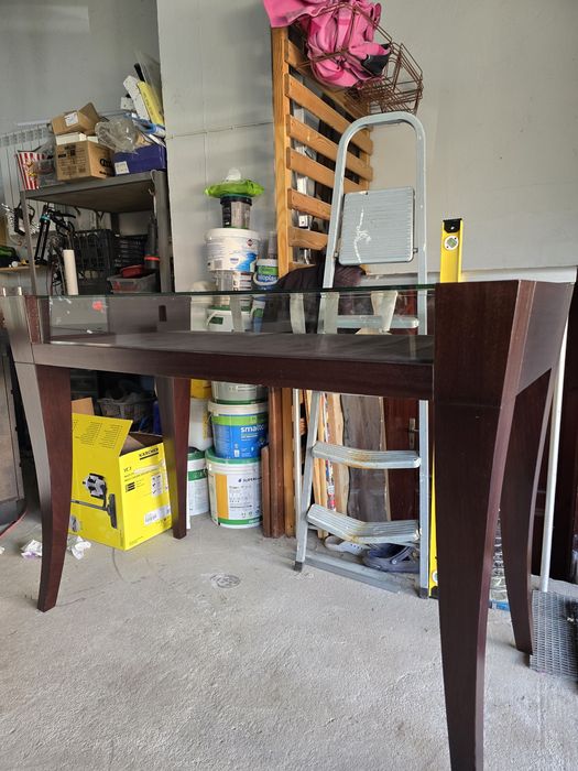 Елегантна конзолна маса от масив орех със стъклен плот