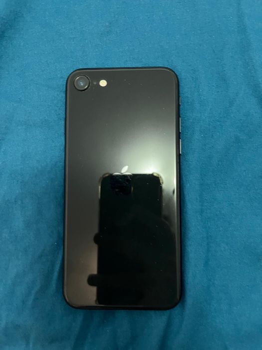 Iphone se generatia 2 zgarieturi doar folie display intact. 64 gb rom