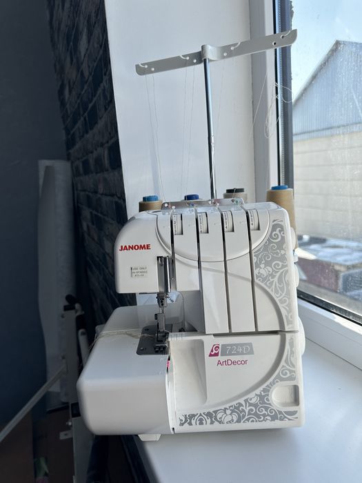 Швейная машина оверлок