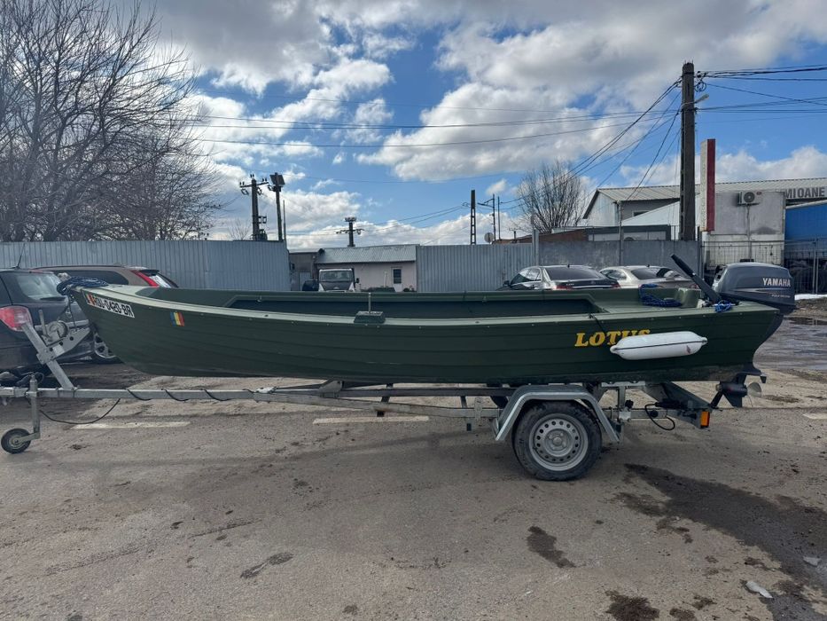 Vând barcă+peridoc+motor