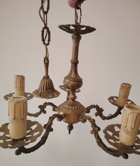 Candelabru din bronz masiv, realizat în stil clasic francez (inspirat din perioada Louis XV/XVI), având brațe curbate și elemente decorative